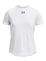 Remera deportiva negra de mujer con logo blanco en el pecho.