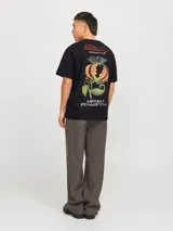 Camiseta negra de manga corta y cuello redondo con logo bordado en rojo en el pecho y estampado en la espalda.