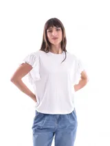 Remera blanca de algodón con mangas de volantes y corte suelto.