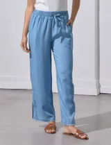 Pantalón ancho de lyocell color celeste, con cintura elástica ajustable con cordón y aberturas laterales en el ruedo con detalle de flecos.