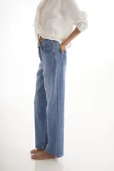 Jean clásico de denim con corte amplio y color azul, diseñado para comodidad y estilo atemporal.