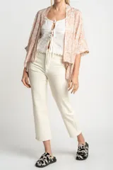 Kimono oversize color salmón con estampado abstracto en blanco.