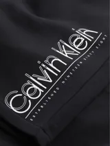 Short deportivo negro de algodón orgánico, con cintura elástica, bolsillos laterales y doble logo vertical de Calvin Klein en blanco.