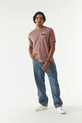 Pantalón jean negro de corte amplio y tiro medio.