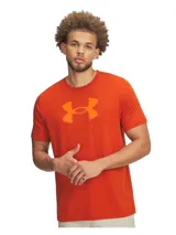 Remera azul de hombre marca Under Armour, con logo reflectante grande en el pecho. Tela ligera, suave y de secado rápido.