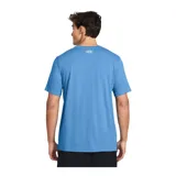 Remera blanca de hombre, marca Under Armour, modelo Sportstyle Logo. Tiene mangas cortas y cuello redondo. El logo de la marca está estampado en el pecho en color negro.