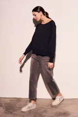 Sweater de punto en color tostado, con caída suave y fluida, diseñado para un calce al cuerpo.
