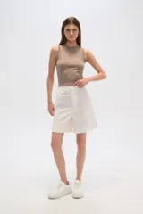 Short de lino color blanco, de calce alto y con bolsillos laterales.