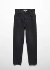 Pantalón de jean negro de corte mom fit, tiro alto, cinco bolsillos y cierre con cremallera y botón.