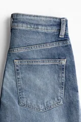 Pantalón de jean azul de tiro alto, corte wide leg y cinco bolsillos.