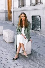 Bailarinas de tacón de 2,5 cm con estampado animal print y ribete en verde caza. Interior de piel y suela de cuero.