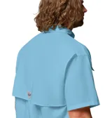 Camisa celeste de manga corta Columbia modelo Bahama II, confeccionada en tejido de secado rápido con protección solar UPF 50, ventilación en la espalda, soporte para caña de pescar y múltiples bolsillos en el pecho.