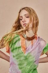 Remera calada con escote en V y diseño multicolor.