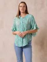 Blusa de gasa estampada con cuello a la base, abertura central con botones y mangas cortas con volados.