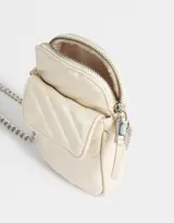 Porta celular color blanco crudo con efecto craquelado y diseño acolchado. Tiene acceso superior con cierre, bolsillo frontal con solapa y broche, y correa de cadena metálica.