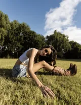 Botas de cuero negro con bordado decorativo en el caño y empeine, taco bajo y punta fina. Diseño de estilo cowboy.