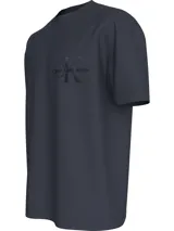 Remera azul marino de corte holgado con cuello redondo y mangas cortas. Presenta un logo de Calvin Klein Jeans en el pecho.