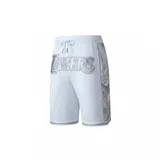 Short deportivo de básquet blanco con el logo de Los Angeles Lakers estampado en la pierna izquierda y diseños alusivos al equipo en la pierna derecha. Tiene cintura elástica con cordón ajustable y bolsillos laterales.