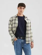 Camiseta básica de manga corta, cuello redondo y calce regular, color rojo jaspeado.