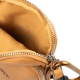 Bandolera mini color camel de cuero sintético con dos compartimentos con cierre y correa regulable.