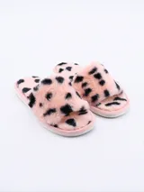 Pantuflas abiertas de piel sintética color rosa con estampado de manchas negras.