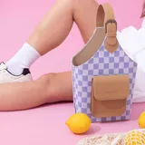 Bolso matero con diseño a cuadros color lila y blanco, con bolsillo frontal color beige y manija superior con hebilla.