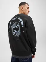 Buzo negro de algodón con cuello redondo, manga larga y puños acanalados. Estampa en la espalda con la frase "Find your paradise" y un diseño de dos peces koi.