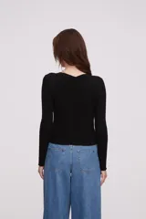 Remera de manga larga entallada de color negro, confeccionada en viscosa con diseño de canale.