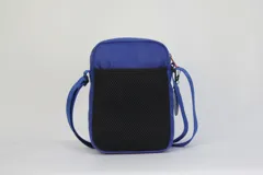 Morral cruzado de nylon color azul, con logo de la NBA y el escudo del equipo New York Knicks en color naranja. Posee correa regulable y un dije colgante con el logo del equipo.