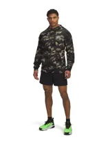 Buzo Under Armour Project Rock de felpa con capucha y estampado de camuflaje en tonos verde y marrón.