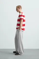 Pantalón jogger wide fit negro confeccionado en tejido de algodón con interior rizo. Pernera ancha, cintura elástica ajustable con cordón interior, bolsillos laterales y bolsillo trasero de plastrón.