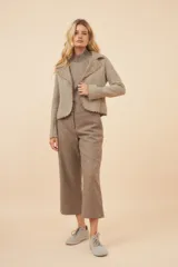 Chaqueta color crudo de lana fina sin teñir, de corte recto con cuello solapa y mangas 3/4.