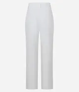 Pantalón pantalona de corte sastrero color blanco, con trabillas en la cintura y pliegues delanteros.