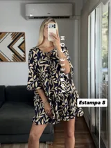 Vestido corto color verde oliva con estampado de hojas en blanco y negro, escote con lazo ajustable y mangas 3/4 acampanadas.