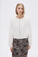 Campera corta blanca de viscosa con cierre frontal y mangas largas.