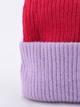 Gorro de lana beige con borde inferior doblado color crema.