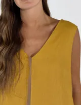 Vestido largo color ladrillo, sin mangas, con escote en V y detalle de costura vertical en el centro.