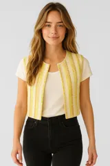 Chaleco tejido sin mangas con patrón a rayas verticales en tonos amarillo y crema.