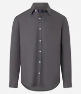 Camisa gris de fibra de bambú satinada con textura maquinetada, de corte regular, cuello inglés, manga larga y abotonadura frontal.