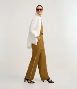 Pantalón wide leg de viscosa color ocre, con cintura elástica, trabillas y rayas laterales blancas.