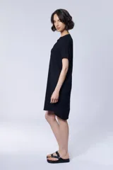 Vestido corto camisero con estampado de rayas en blanco y negro, de corte suelto y manga corta.