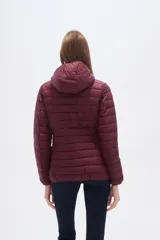 Campera acolchada negra, de manga larga y cuello alto, con cierre frontal.