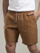 Bermuda negra de lino con cintura elástica y cordón ajustable.