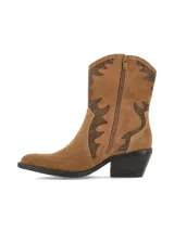 Botín de estilo western confeccionado en gamuza color marrón, con diseño de costuras decorativas y tachas en forma de llama. Cuenta con taco bloque y caña media.