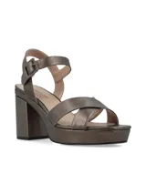 Sandalias de cuero color canela con plataforma y tacón ancho. Tiras cruzadas en el empeine y pulsera ajustable con hebilla en el tobillo.