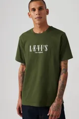 Remera verde militar de corte relajado con logo Levi's Serif en blanco.