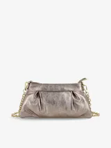 Cartera plateada con efecto arrugado, cierre superior y correa de cadena metálica.