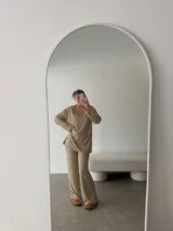 Buzo a rayas horizontales color beige y marrón, de viscosa, con cuello redondo y mangas largas.