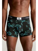 Pack de tres bóxer Calvin Klein de algodón elástico, con cinturilla elástica con logo repetido. Incluye un bóxer celeste liso, uno gris liso y uno negro con estampado de logos en celeste.