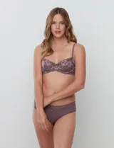 Soutien con aro, de encaje floral y micro tul color verde. Breteles fijos con largo regulable.